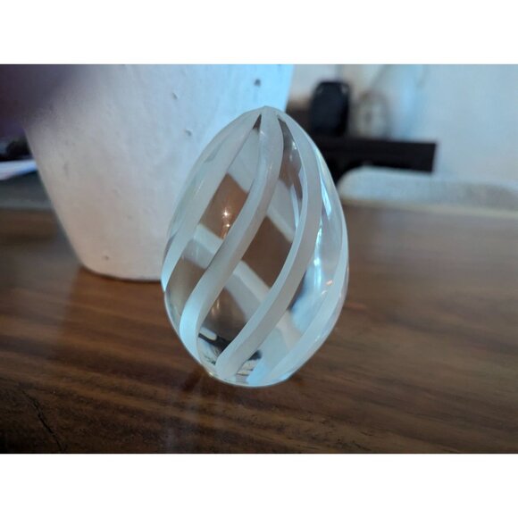 Paperweight Egg Shaped Frosted Etched Swirl 24% Lead Crystal Made In Poland - Picture 7 of 9